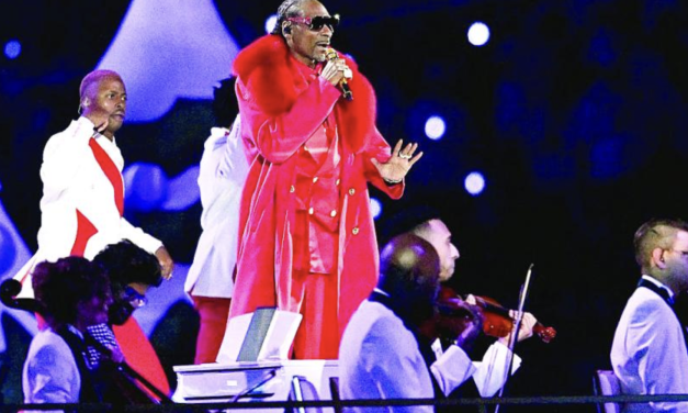 Snoop Dogg convierte el mediotiempo en una villa navideña y se roba el show en Minnesota