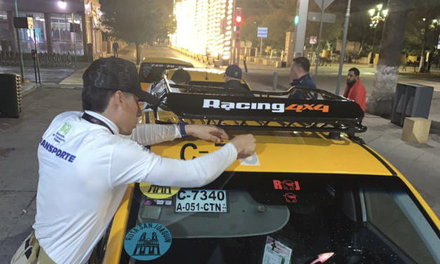 Refuerzan seguridad en taxis de Torreón con números de concesión visibles en el toldo