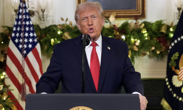 Trump se celebra a sí mismo en un discurso televisado marcado por exageraciones y una crisis de popularidad