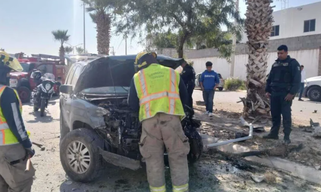 Menor de edad provoca volcadura y derriba luminaria en Viñedos, Torreón