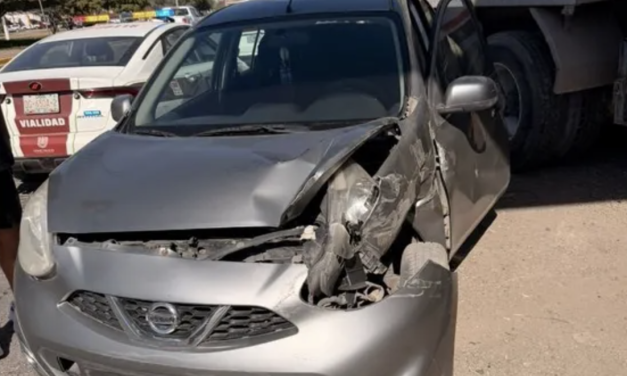 Joven conductora resulta lesionada tras chocar contra grúa en bulevar Ejército Mexicano