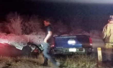 Conductor cae con su camioneta a un canal de riego en la carretera Vizcaya–Tacubaya