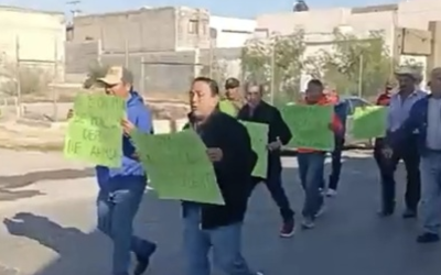 Exobreros de AHMSA protestan en Monclova por nuevo aplazamiento de la subasta