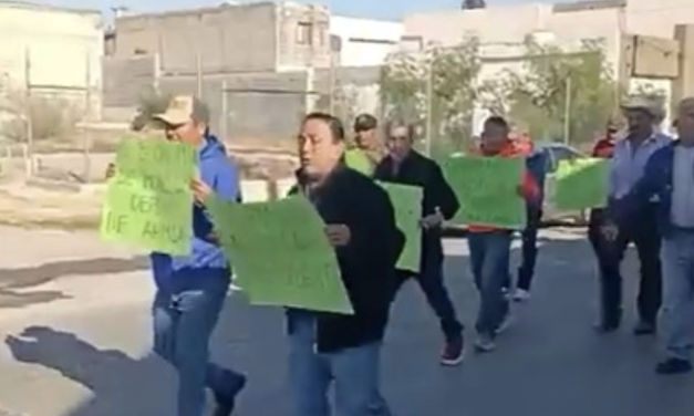 Exobreros de AHMSA protestan en Monclova por nuevo aplazamiento de la subasta