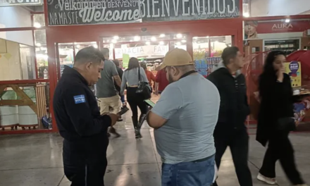 Ex empleado se prende fuego afuera de supermercado en el Centro de Torreón; su estado es grave