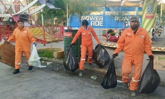 Refuerzan recolección de basura en plazas y parques de Torreón