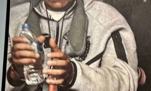 Trump publica imagen de Nicolás Maduro esposado a bordo de un buque estadounidense