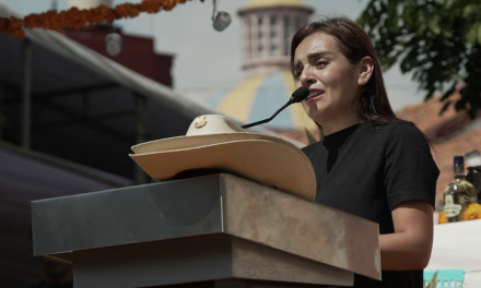 Detienen a secretaria particular de alcaldesa de Uruapan por investigación del asesinato de Carlos Manzo