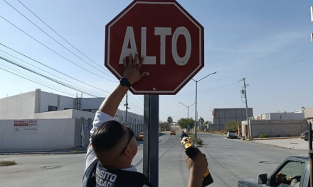 Instalan señalamientos de alto en calzada La Joya para reforzar la seguridad vial