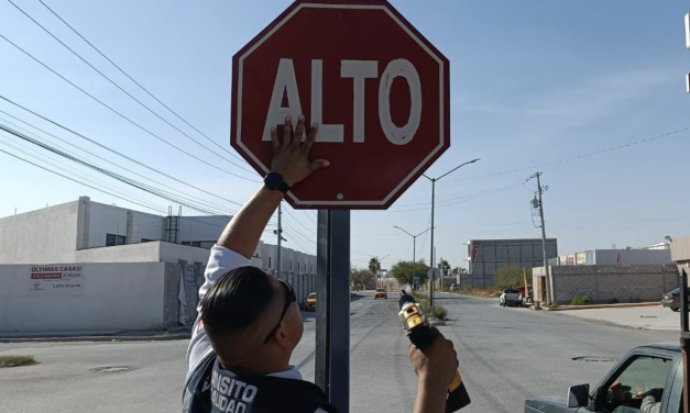 Instalan señalamientos de alto en calzada La Joya para reforzar la seguridad vial