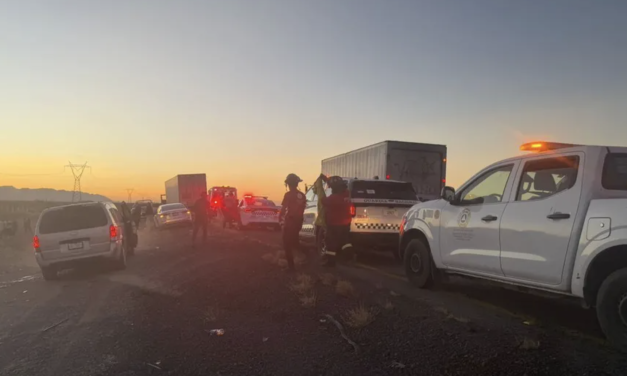 Muere mujer y resulta lesionada una menor tras volcadura en la autopista Saltillo–Torreón
